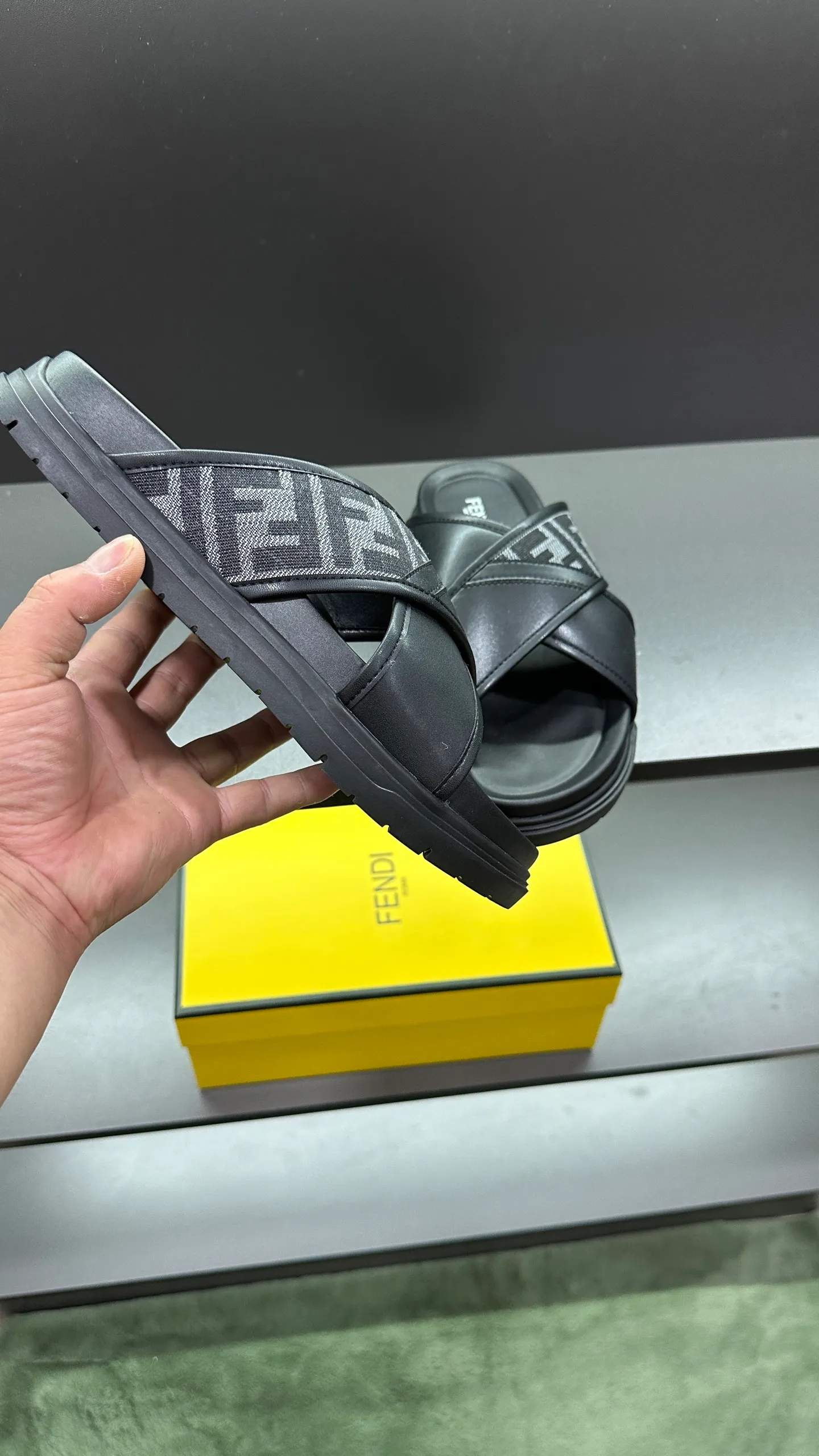 P300 [Fendi Slippers] High-end men's shoes brand, official website 1:1 latest masterpiece: original mold customization, fabrics made of imported original materials, upgraded outsole, lighter and non-slip. The market's top quality, simple yet tasteful, a must-have for fashionistas, fashionable at your feet, full of confidence, the same style at the counter 👍The season of summer slippers is here. Code: 38-45, 46 order